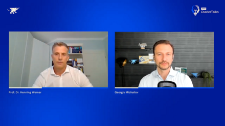 LeaderTalks Folge mit Henning Werner. Gesprochen wird über Disziplin und Kitesurfen. Und über ein besonderes Buch, das es nicht zu kaufen gibt.
