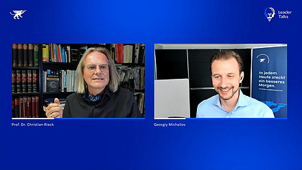 LeaderTalks Folge mit Prof. Dr. Christian Rieck. Das Thema: Riskante Verbote, falsche Annahmen. Wie Spieltheorie und individuelle Freiheit unseren Wohlstand sichern.