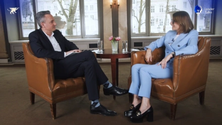 LeaderTalks episode with Sabine Hübner. The topic: A service mindset for more entrepreneurial resilience.